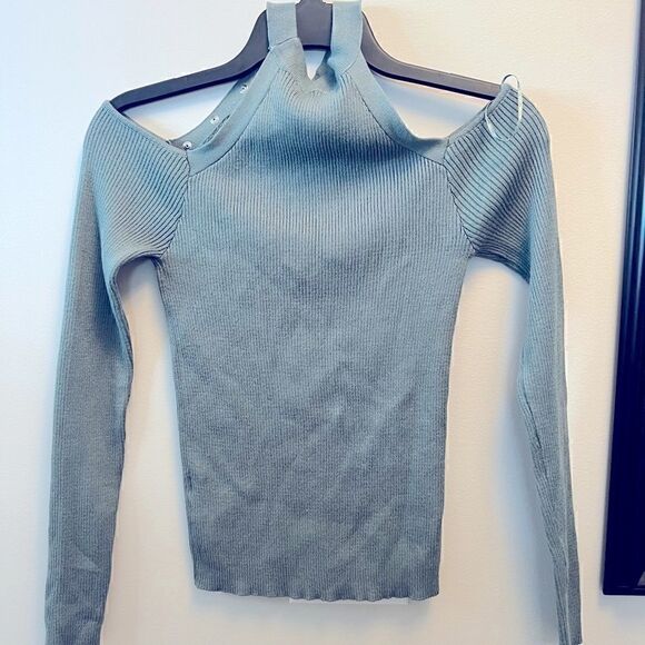 HOOKED UP BY IOT Juniors' Stud-Embellished Cold Shoulder Sweater Hunter Green XS - Picture 5 of 5